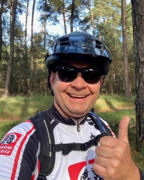 Bart op de fiets