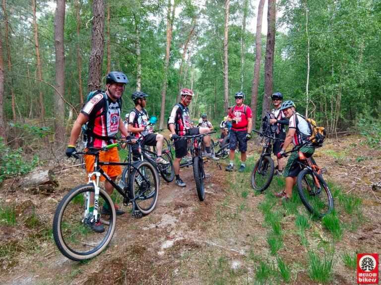 Lachend onderweg op de trail